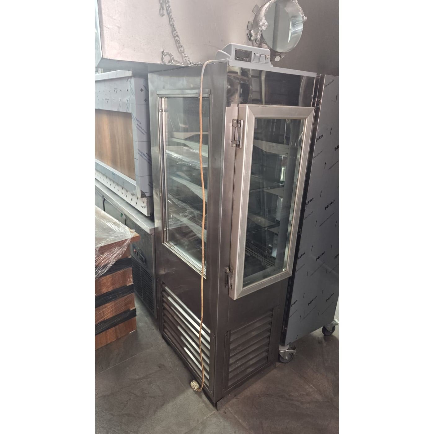 Dik Tip Soğutmalı Teşhir Dolabı